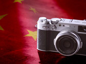 Parece que a FUjifilm pode fabricar a X100VI na China para lidar melhor com a alta demanda. (Fonte da imagem: Fujifilm / Unsplash - editado)