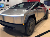 Os Cybertrucks estão sendo entregues nos showrooms da Tesla (imagem: Zack/X)