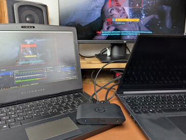 Tela interna do laptop em posição vertical em relação às telas externas do notebook ausentes