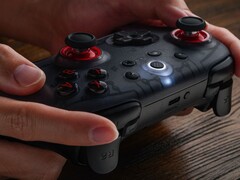 O 8BitDo Ultimate 2C Bluetooth já está disponível em preto translúcido. (Fonte da imagem: 8BitDo)