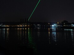 Uma linha do horizonte com um feixe de luz