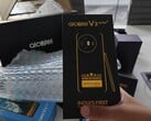 O Alcatel V3 Ultra virá com uma caneta stylus, como o Galaxy S25 Ultra da Samsung. (Fonte da imagem: Madhav Sheth)