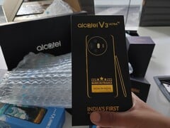 O Alcatel V3 Ultra virá com uma caneta stylus, como o Galaxy S25 Ultra da Samsung. (Fonte da imagem: Madhav Sheth)