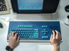 O teclado MDR Dasher, retratado aqui com uma réplica da estação de trabalho MDR, ocupa um espaço considerável na mesa (Fonte da imagem: Atomic Keyboard)