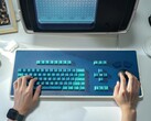 O teclado MDR Dasher, retratado aqui com uma réplica da estação de trabalho MDR, ocupa um espaço considerável na mesa (Fonte da imagem: Atomic Keyboard)