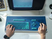 O teclado MDR Dasher, retratado aqui com uma réplica da estação de trabalho MDR, ocupa um espaço considerável na mesa (Fonte da imagem: Atomic Keyboard)