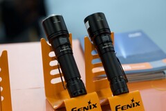 Lanterna Fenix C7 Pro à esquerda e C7 v2.0 à direita
