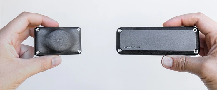 A versão mais antiga do TimeCapsule tem um tempo de execução de 10 anos, mas também é significativamente maior devido ao uso de duas pilhas AA.