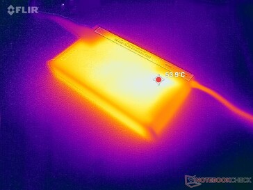 O adaptador CA atinge mais de 54 °C ao operar cargas exigentes