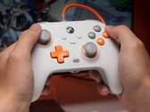 O GameSir T7 é um controlador com fio com joysticks e gatilhos de efeito Hall. (Fonte da imagem: GameSir)