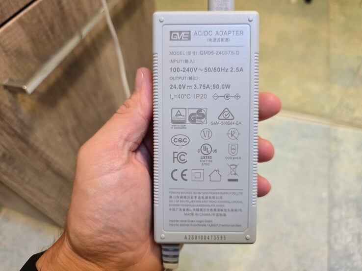O Hutt 10 deve ser conectado a uma tomada para funcionar; a fonte de alimentação é grande.