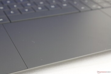 O Clickpad é muito maior do que o normal, pois as bordas superior e inferior tocam as bordas do teclado e a parte frontal do chassi