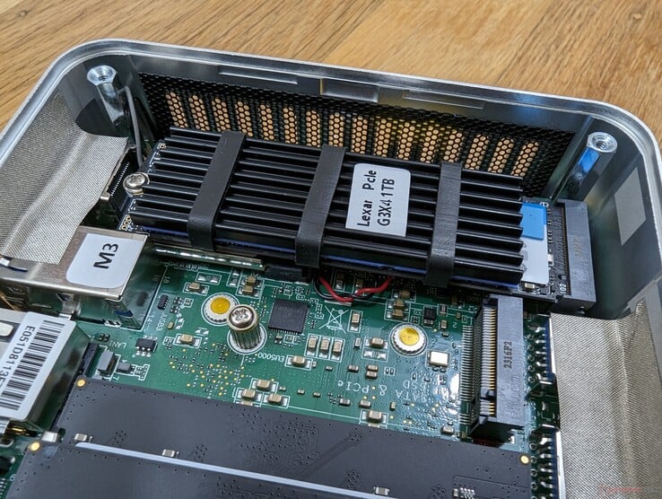Suporta até dois SSDs internos. Surpreendentemente, o SSD primário vem com seu próprio dissipador de calor dedicado, apesar da faixa de preço acessível