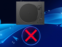 Toca-discos de vinil da Sony, mostrado acima do disco de jogo do PS5