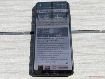 Asus Zenfone 8 em uso externo