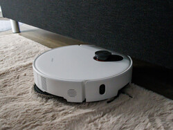 O Xiaomi Robot Vacuum 5 Pro não quer entrar embaixo da cama (Fonte da imagem: Daniel Schmidt)