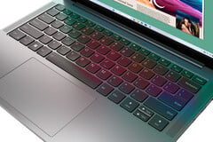 A plataforma do teclado do Yoga Slim 7i Gen 9 abriga o típico teclado smile da Lenovo e um trackpad de tamanho considerável.