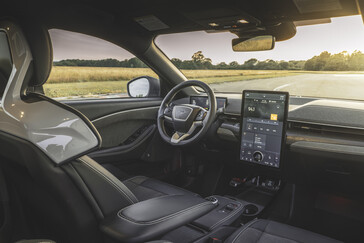 O interior do Mustang Mach-E Rally parece praticamente inalterado, embora haja algumas mudanças sutis na textura e na cor, além dos assentos do tipo balde. (Fonte da imagem: Ford)