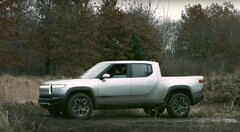 Vídeos do Rivian R1T realizando um Tank Turn revelam por que o recurso foi descartado. (Fonte da imagem: Rivian no YouTube)