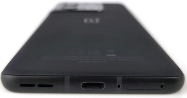 Parte inferior da caixa (alto-falantes, porta USB, microfone, slot para cartão)
