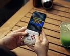 O 8BitDo FlipPad se conecta à porta USB-C do seu smartphone.