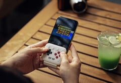 O 8BitDo FlipPad se conecta à porta USB-C do seu smartphone.