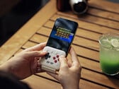 O 8BitDo FlipPad se conecta à porta USB-C do seu smartphone.