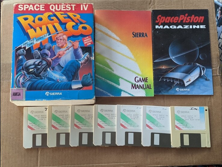 Um conjunto completo de discos do Space Quest IV em exibição (fonte da imagem: eBay)
