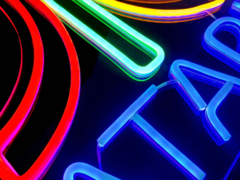 Um letreiro de LED neon mostrando o logotipo da Atari (fonte da imagem: Atari)