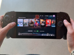 O Bazzite OS parece estar proporcionando uma experiência muito melhor do que o Windows 11. Na foto: o dispositivo portátil para jogos que executa o sistema operacional anterior. (Fonte da imagem: Cyber Dopamine)