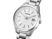 Vista em ângulo do Citizen CB0300-53A Eco-Drive com mostrador prateado, caixa em aço inoxidável e pulseira de três elos.