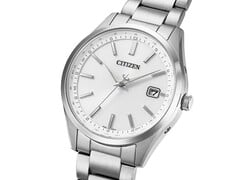 Vista em ângulo do Citizen CB0300-53A Eco-Drive com mostrador prateado, caixa em aço inoxidável e pulseira de três elos.
