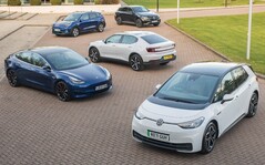 Carros elétricos. O relatório da Rho Motion diz que o Reino Unido vendeu um recorde de 100.000 EVs em março de 2025 (Fonte da imagem: Driving.co.uk)