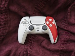 O Sony DualSense Wireless Controller - God of War 20th Anniversary Limited Edition já está disponível para compra no PS Direct por US$ 84,99. (Fonte da imagem: PlayStation)