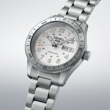 Relógio automático Seiko 5 Sports HDB007 com mostrador branco, bezel com bússola e pulseira de aço.
