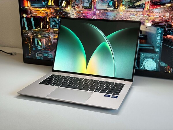 O MagicBook Pro 14 2026 tem uma tela OLED de 120 Hz.