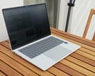 O HP EliteBook X G2i — apesar de a tela estar no brilho máximo e o SureView estar desativado, o texto é ilegível quando visto de lado