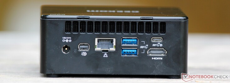 Atrás: DC in, Mini DisplayPort, LAN, 2x USB-A 3.2 Gen 2, USB-C 3.2 Gen 2 (c/ DisplayPort), HDMI 2.0
