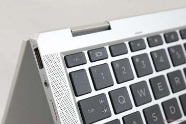 As bordas e os cantos são mais nítidos e definidos do que no desenho redondo EliteBook x360 1040 G5