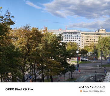 Uma foto de 70 mm do Oppo Find X9 Pro com 12 MP padrão.