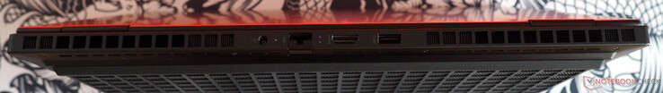 Traseira: conector de rede, LAN RJ45, HDMI 2.1, USB-A 3.0