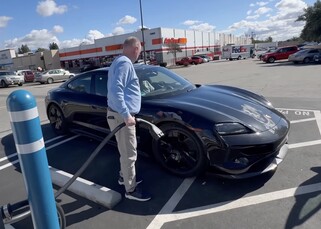 Carregando o protótipo do Porsche Taycan 2025 antes do teste (Fonte da imagem: Out Of Spec Reviews)