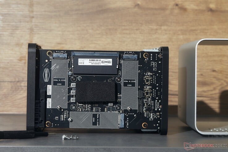 Para acessar a memória RAM e os três slots para SSD, basta remover quatro parafusos.