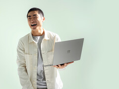 O Laptop Surface Go 2 deve oferecer aproximadamente 20% mais desempenho do que seu predecessor, mas a um preço de US$50 mais alto. (Fonte de imagem: Microsoft)