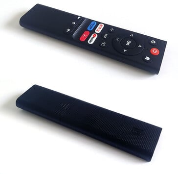 O controle remoto por infravermelho Yaber T1 Pro tem um layout simples que é fácil de usar no escuro, com uma parte traseira levemente texturizada para maior aderência. São necessárias duas pilhas AAA. (Fonte da imagem: Notebookcheck)