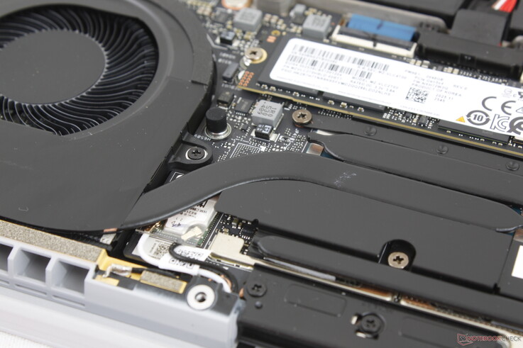 Módulo WLAN não removível sob o tubo de calor de cobre