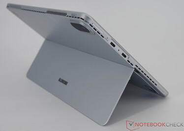 Esquerda: Botão de volume, 2x USB-C 3.1 Gen.1 (função completa (USB3.0/2.0, RJ45, HDMI)