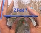 Miniatura do vídeo do Samsung Fold Z 7 -JerryRigEverything (fonte da imagem: @JerryRigEverything)