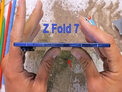 Miniatura do vídeo do Samsung Fold Z 7 -JerryRigEverything (fonte da imagem: @JerryRigEverything)