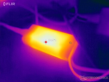 O adaptador CA atinge mais de 35 °C quando está sob carga